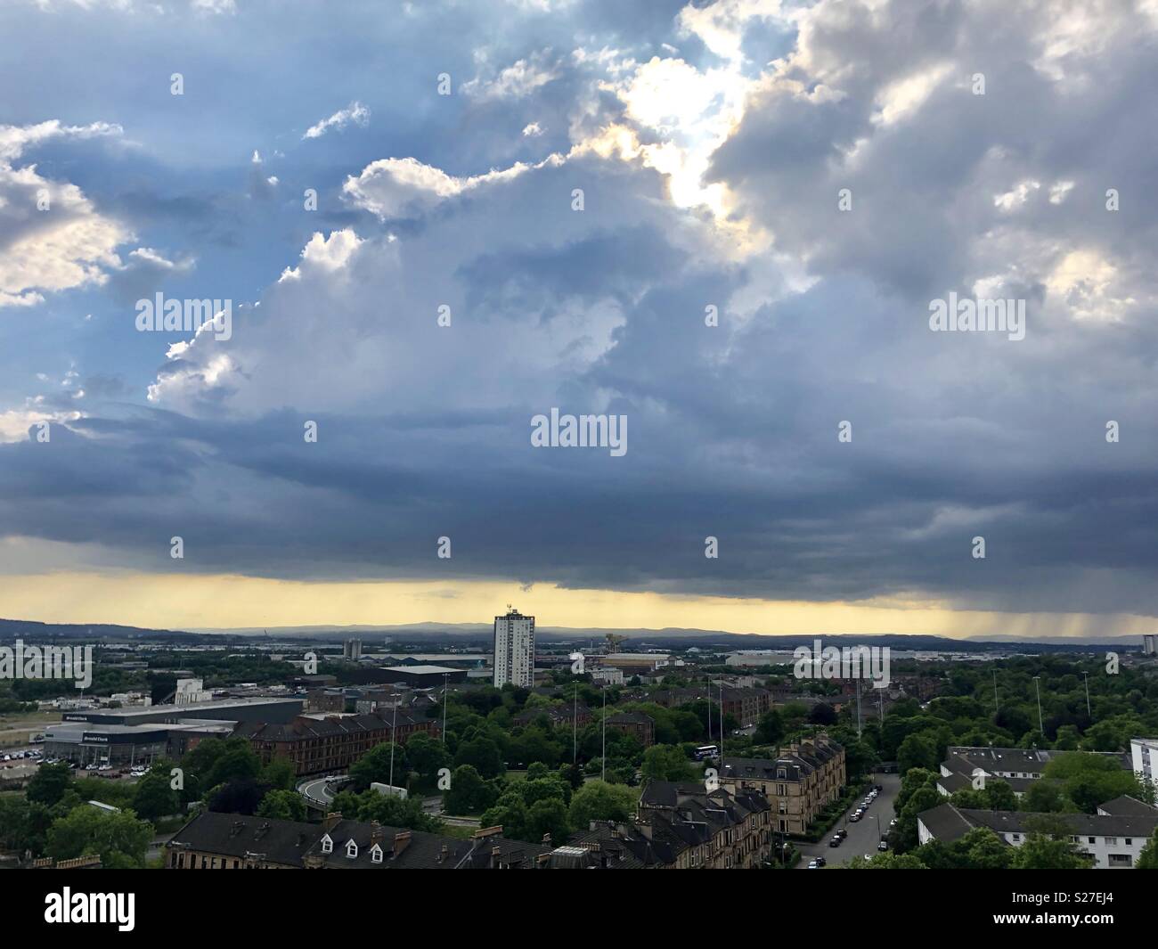 Acquazzone nella distanza su Glasgow west end in estate - Immagine stock catturata con smartphone
