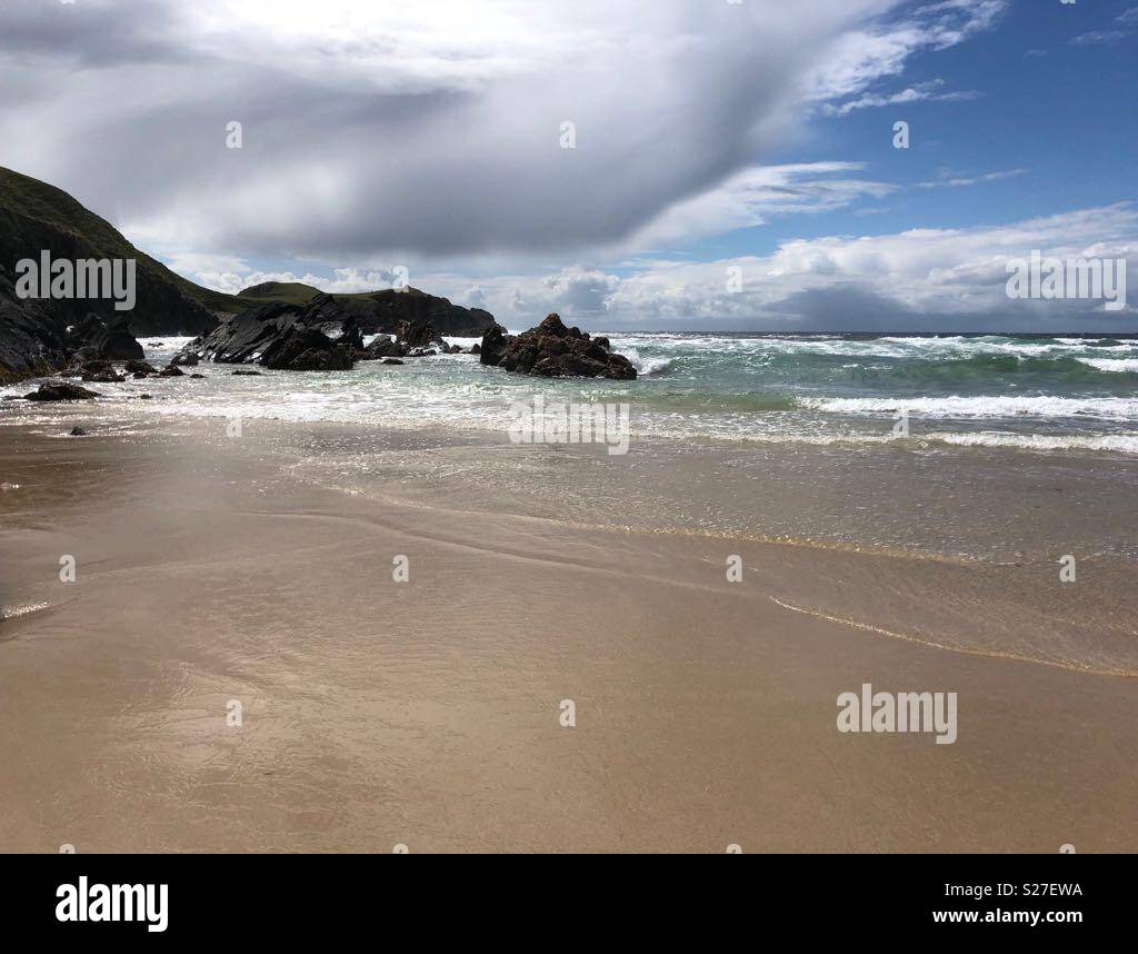 Spiaggia Mangersta isola di Lewis in giugno, nuvole di sabbia e mare Foto Stock