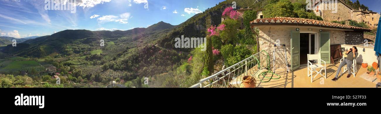 Panorama di una bella e antica villa italiana insieme in montagna con una bellissima vista della valle. Foto Stock