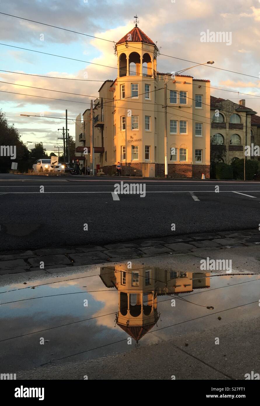 Saint Kilda a Melbourne in Australia in un giorno di pioggia con riflessioni di edifici di Pozza Foto Stock