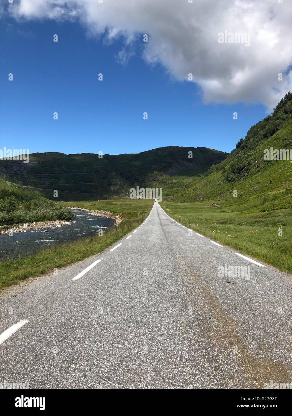 Un vuoto che la strada in Norvegia, Foto Stock