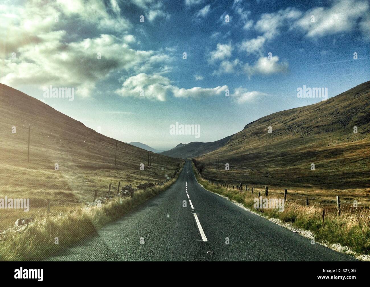 Aprire la strada che conduce nella distanza tra la Mourne Mountains, Irlanda del Nord, Regno Unito Foto Stock