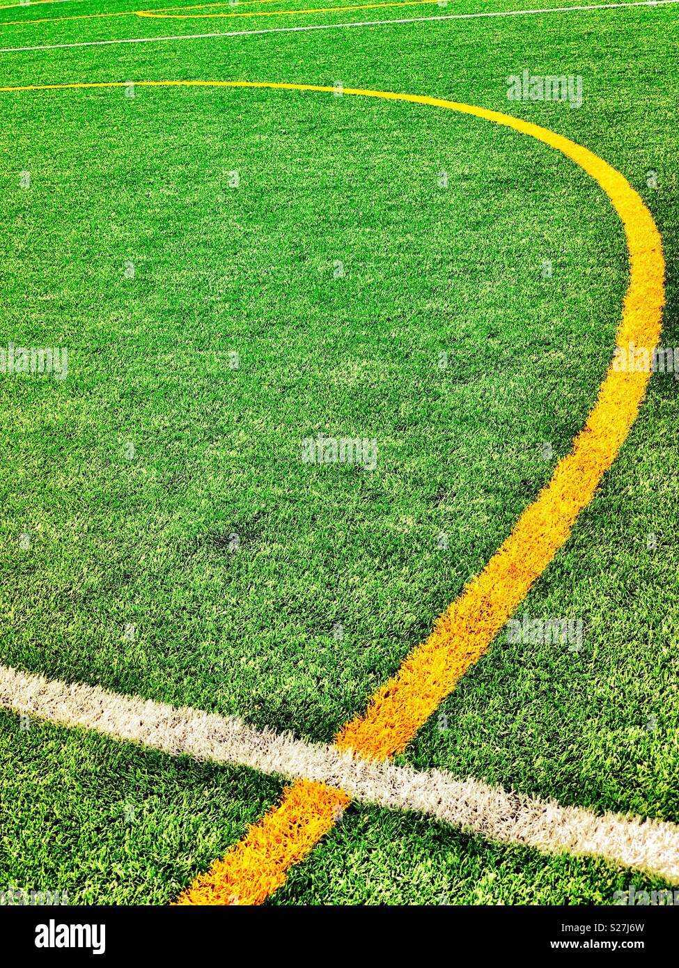 Soccer bianco e giallo passo campo linee di demarcazione, tappeto erboso artificiale, cerchio centrale, a metà strada tra la linea Foto Stock