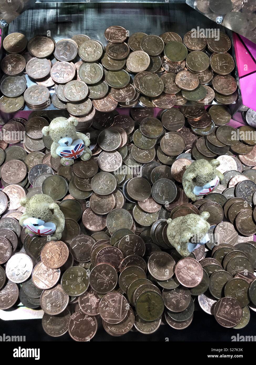 Due denari moneta macchina di spinta - Immagine stock catturata con smartphone