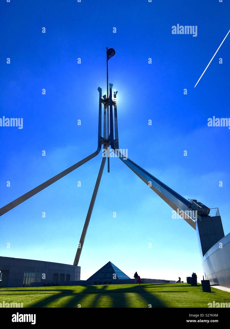 Parlamento australiano House di Canberra's bandiera pole con prato e cielo blu Foto Stock