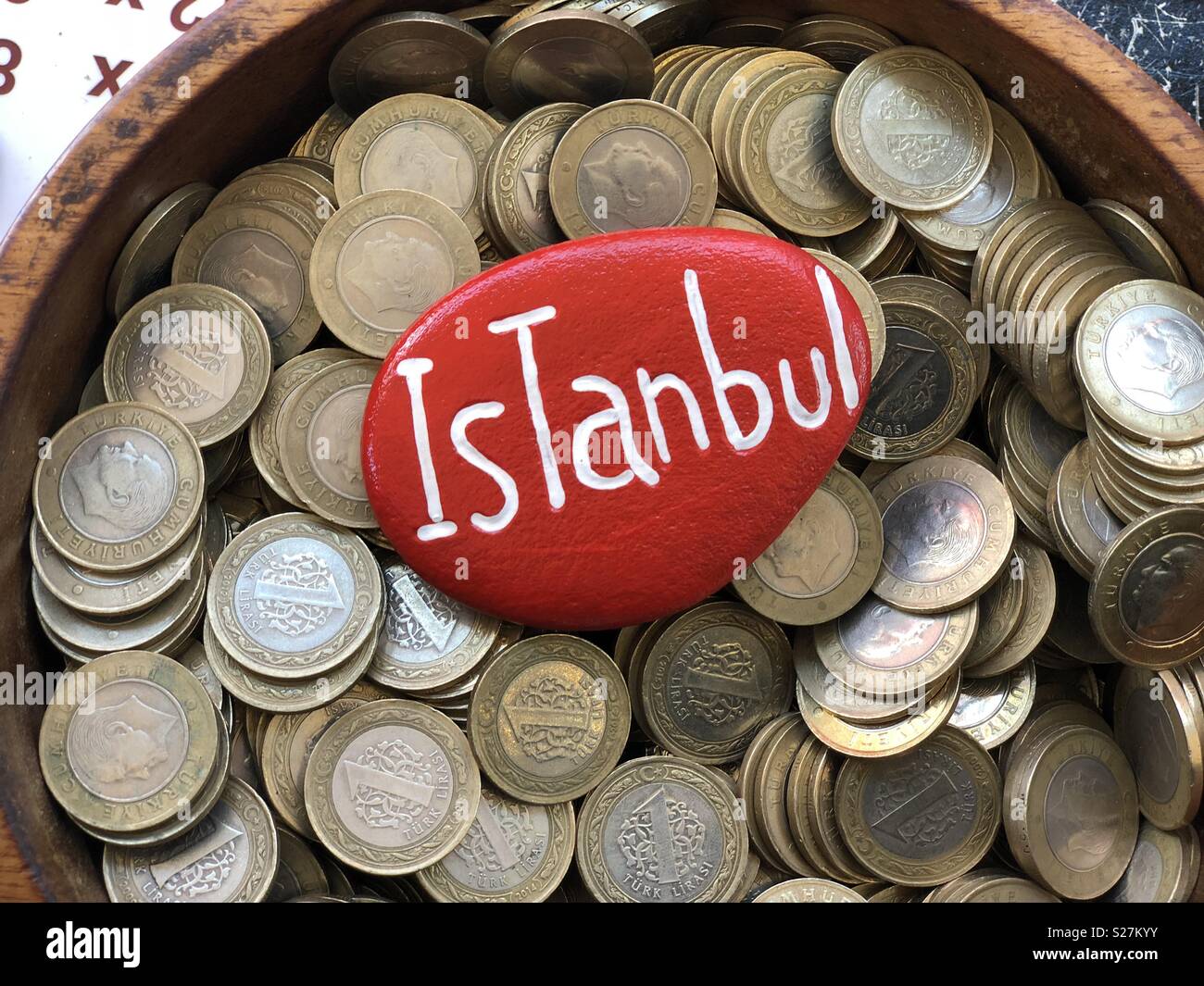 Istanbul souvenir pietra sopra molti lira turca monete Foto Stock