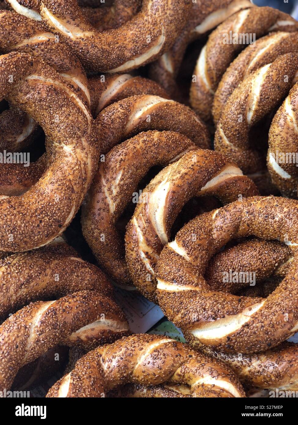 Simit, turco tradizionale cibo di strada - Immagine stock catturata con smartphone