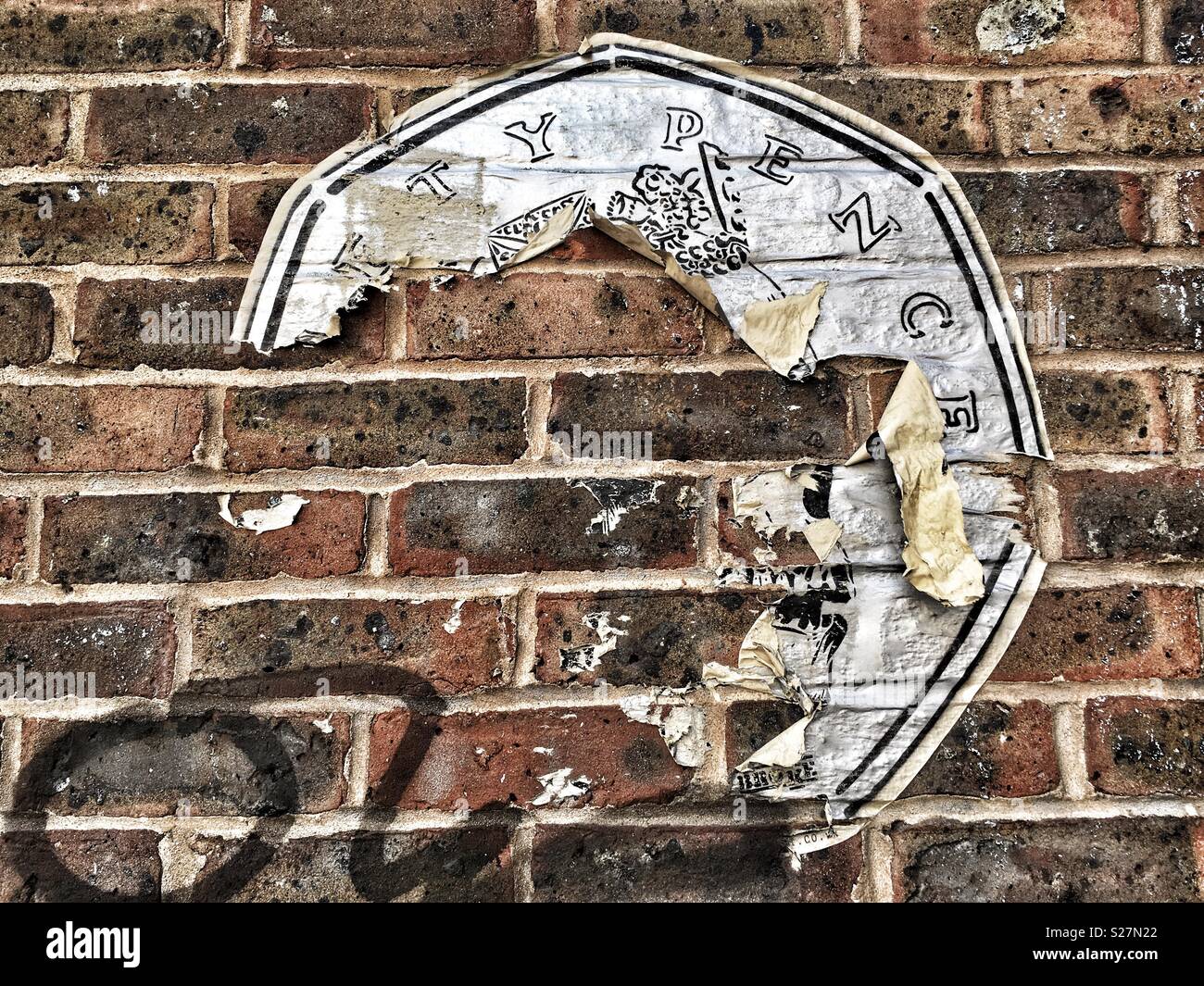 50 pence pezzo street art su una parete in Brighton, Sussex in Inghilterra - Immagine stock catturata con smartphone