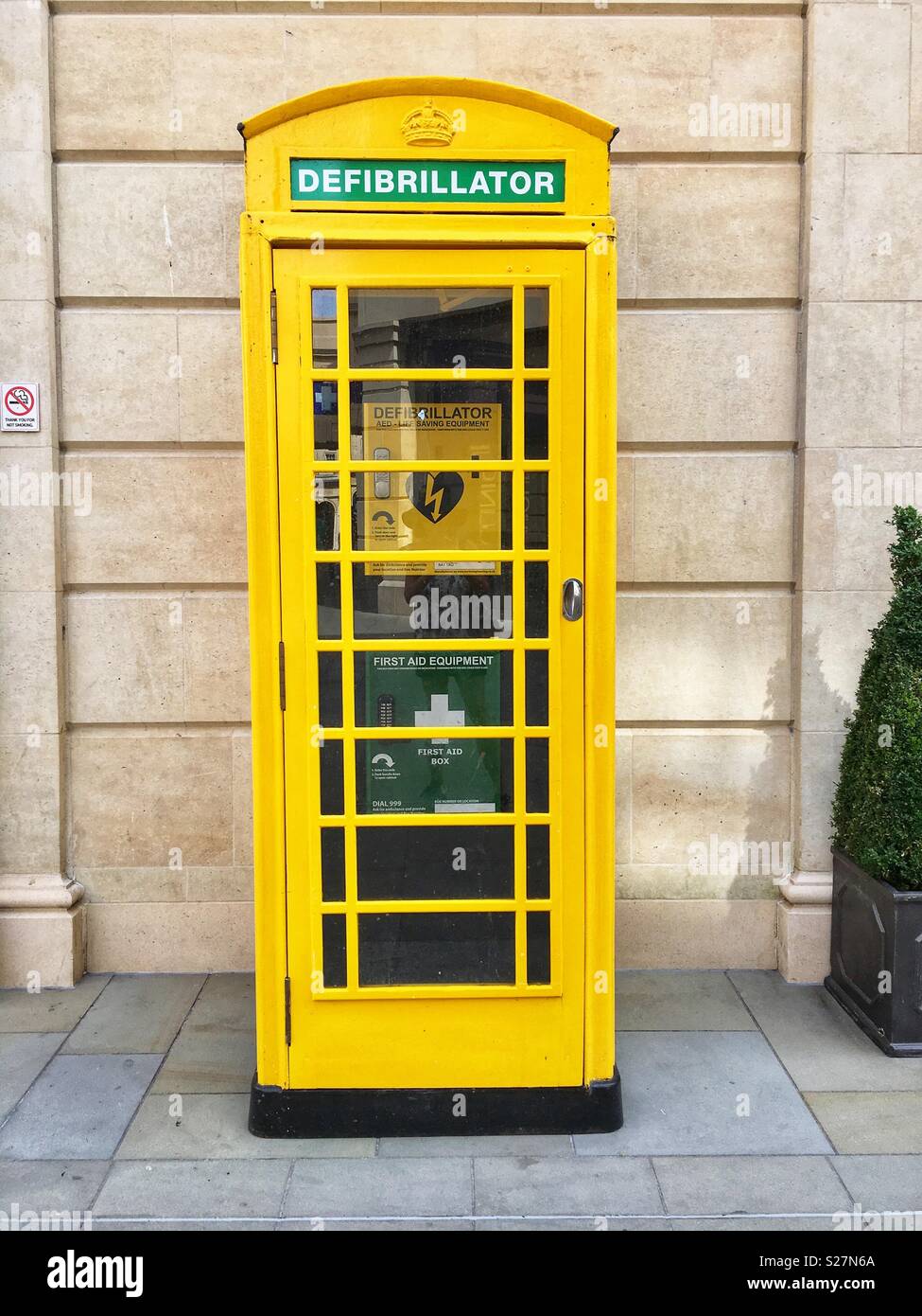Un ex cabina telefonica è stato reimpiegato per alloggiare un defibrillatore a Bath, Inghilterra, Regno Unito Foto Stock