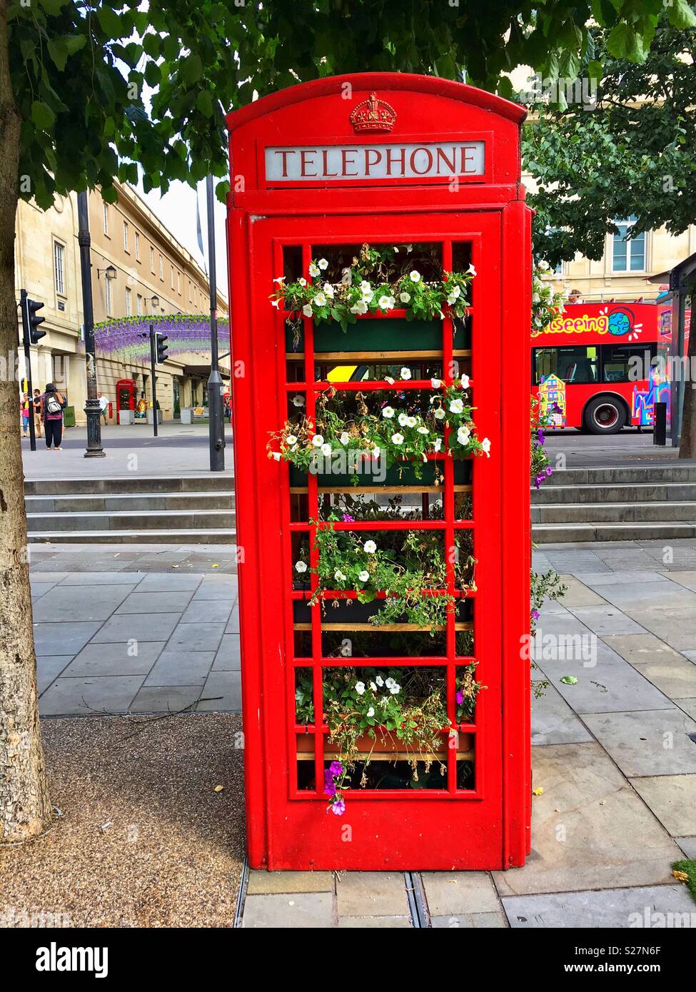 Un ex telefono pubblico nella casella chiamata viene reimpiegato per visualizzare i fiori a Bath, Inghilterra, Regno Unito - Immagine stock catturata con smartphone