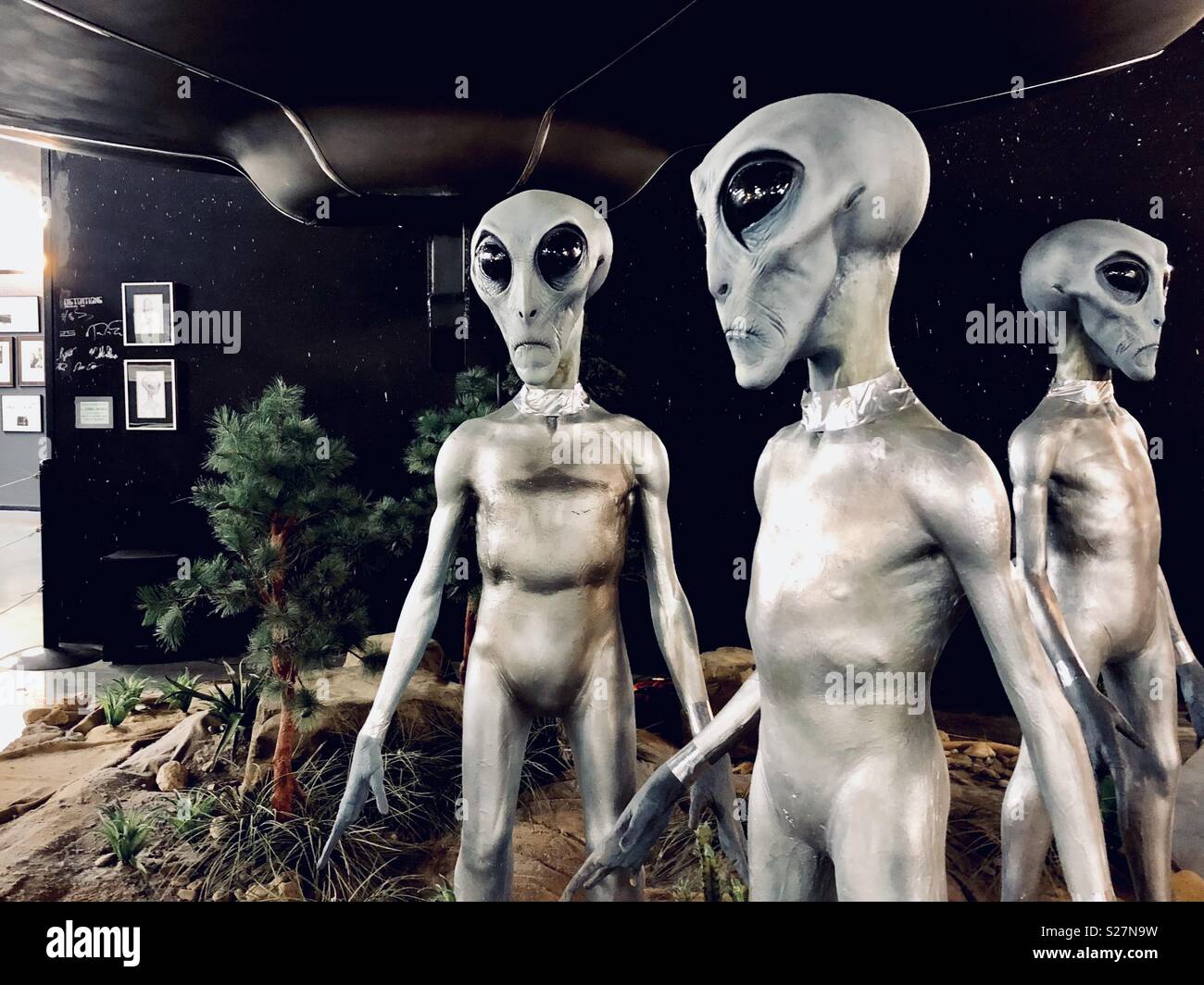 Gli stranieri presso il museo di UFO a Roswell, New Mexico - Immagine stock catturata con smartphone