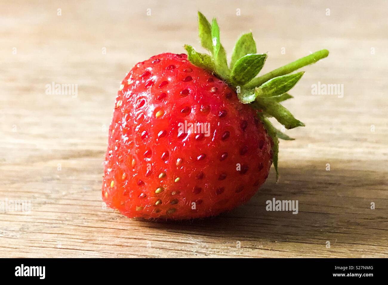 Frutta estiva fragola seduti su un tavolo di legno Foto Stock