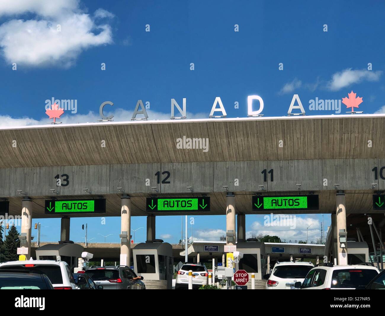 Le vetture schierate a croce dagli Stati Uniti in Canada sul ponte di pace a Buffalo, New York, Stati Uniti d'America Foto Stock