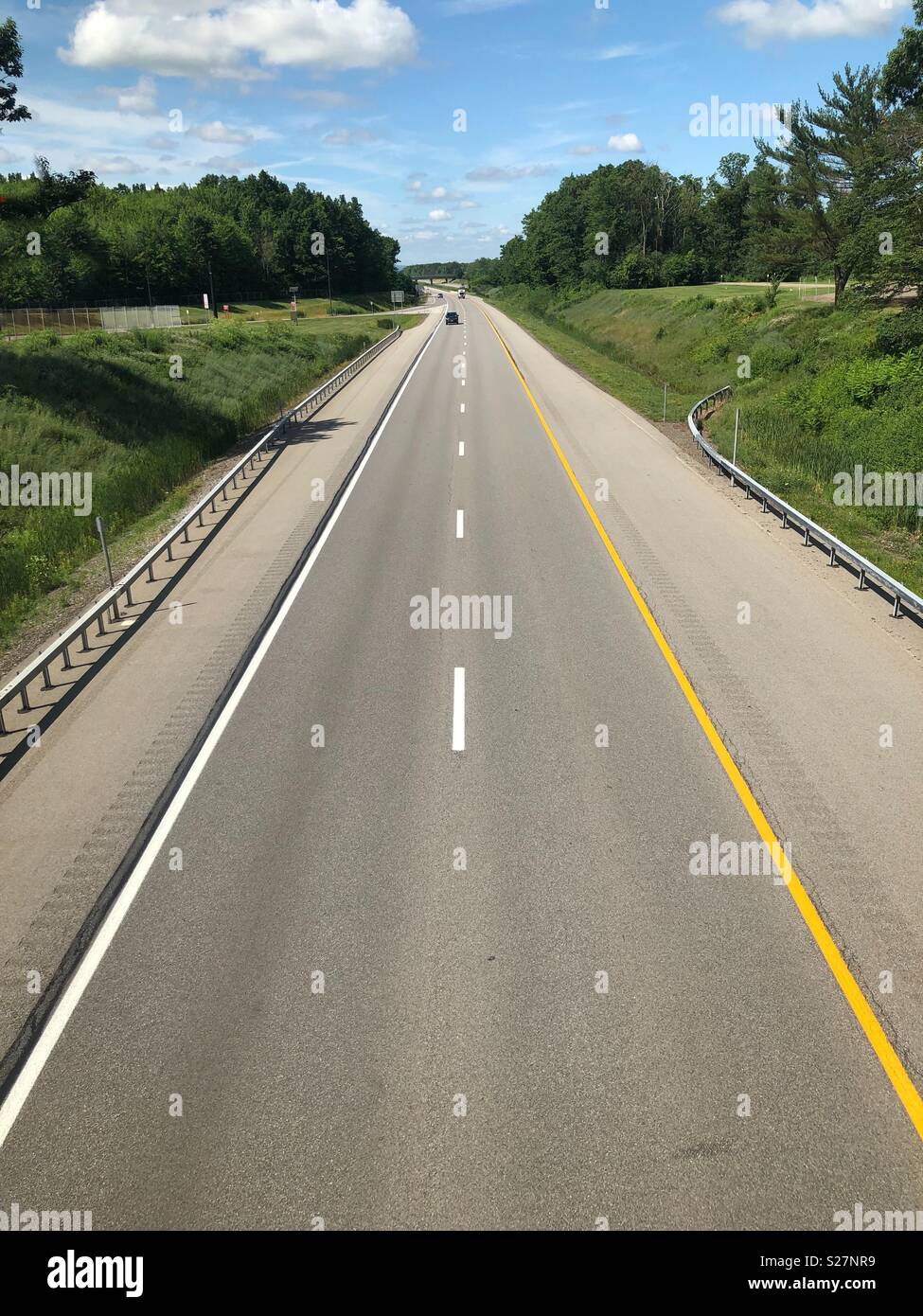 Una foto aerea che mostra la prospettiva di una autostrada che si protende nella distanza Foto Stock