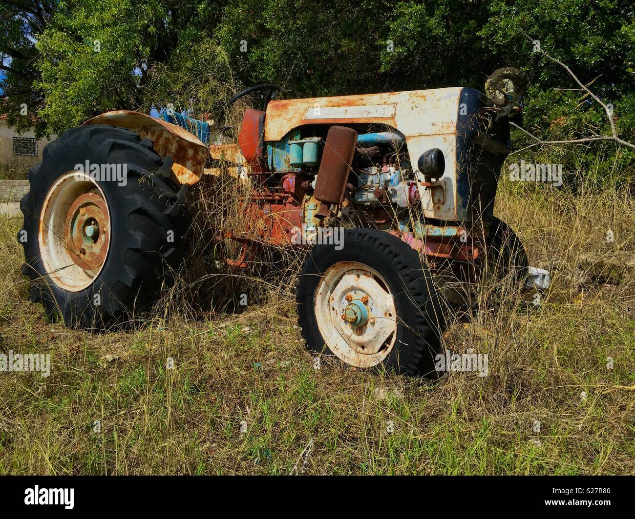 Vecchio trattore realizzato da Lamborghini abbandonata in Grecia KEFALONIA Foto Stock