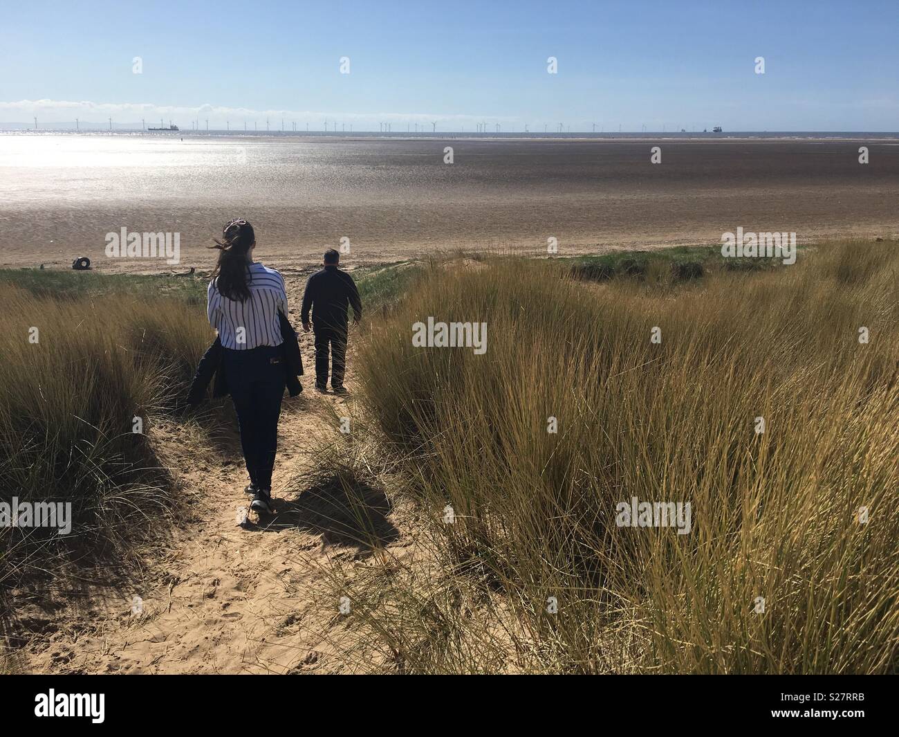 Raggiungere a piedi la spiaggia, di sabbia, spiaggia, sole, giorni soleggiati giorni d'estate, sul mare Foto Stock