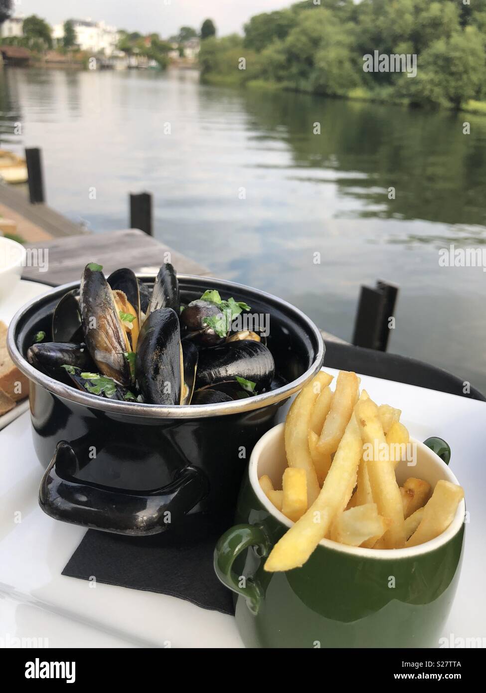 Moules marinière & frites sul Fiume Tamigi Shepperton Foto Stock