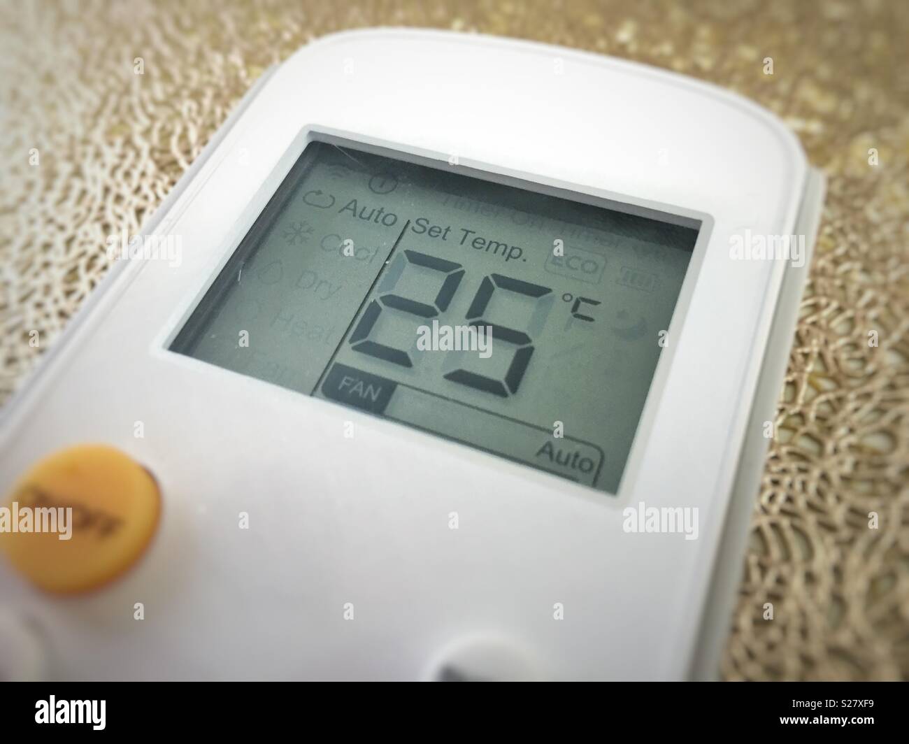 Visualizzazione di un condizionatore di aria telecomando con temperatura  impostata a 25 gradi Foto stock - Alamy