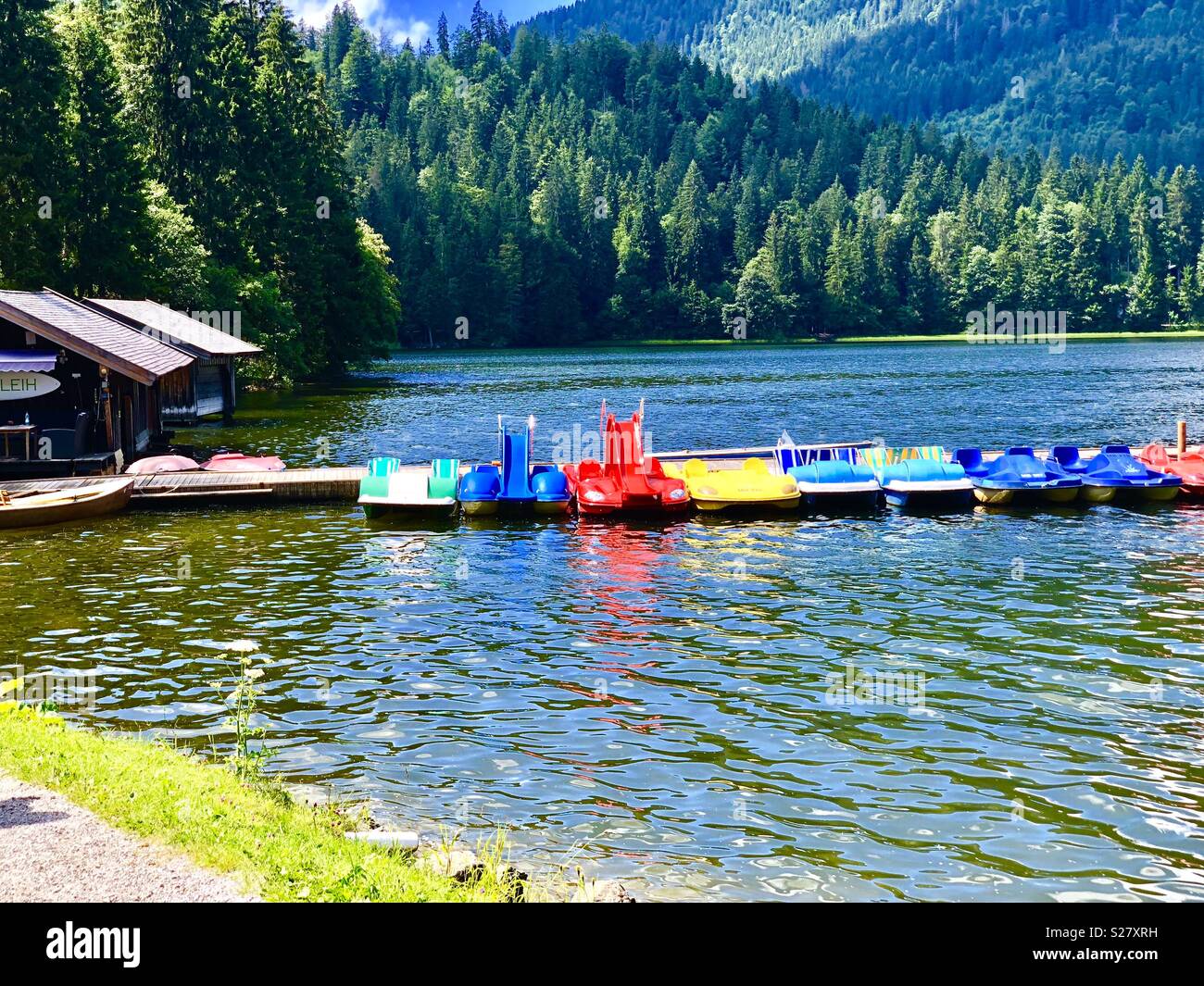 Barche in affitto in una fila al Lago Spitzing, Baviera, Germania, Europa Foto Stock