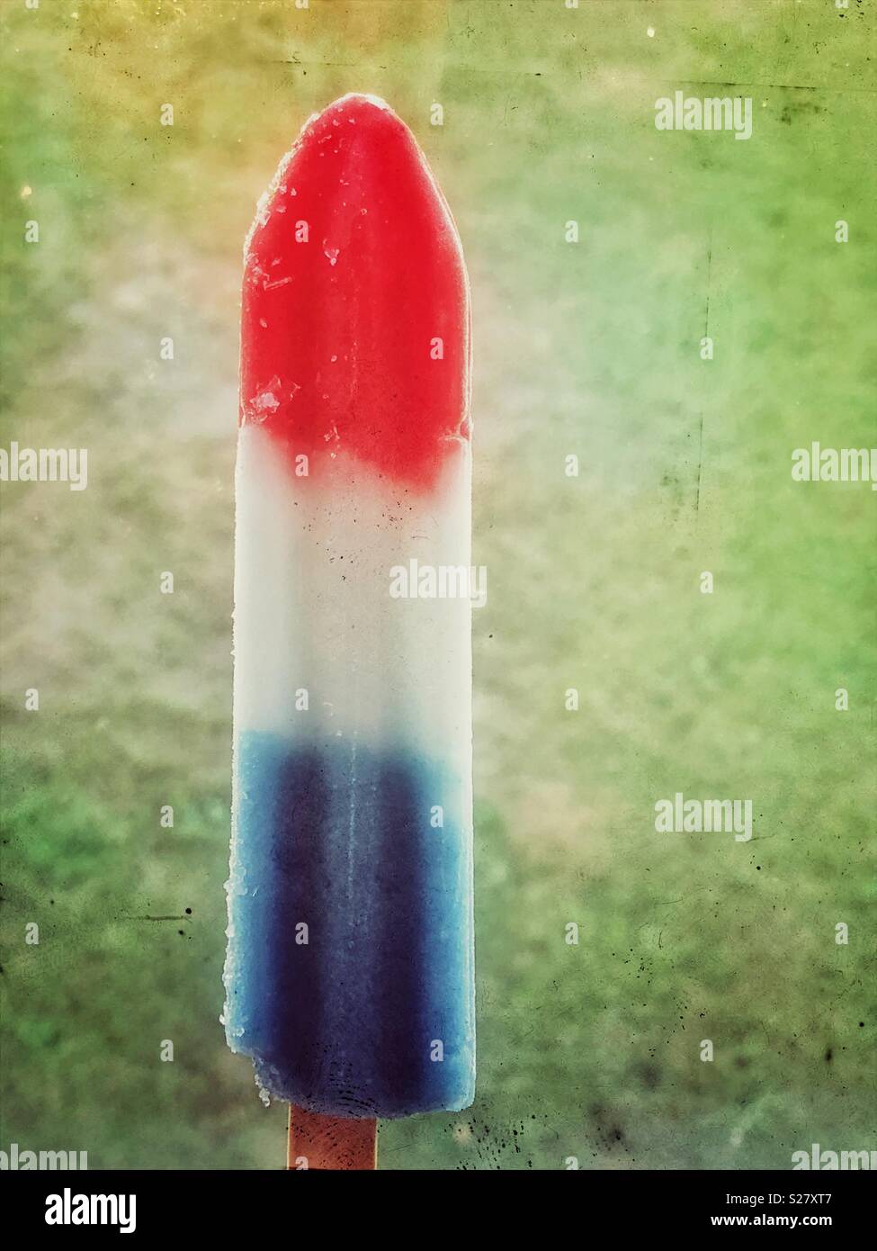 Immagine creativa del rosso, bianco e blu ghiaccio pop "Rocket" ghiaccioli Foto Stock