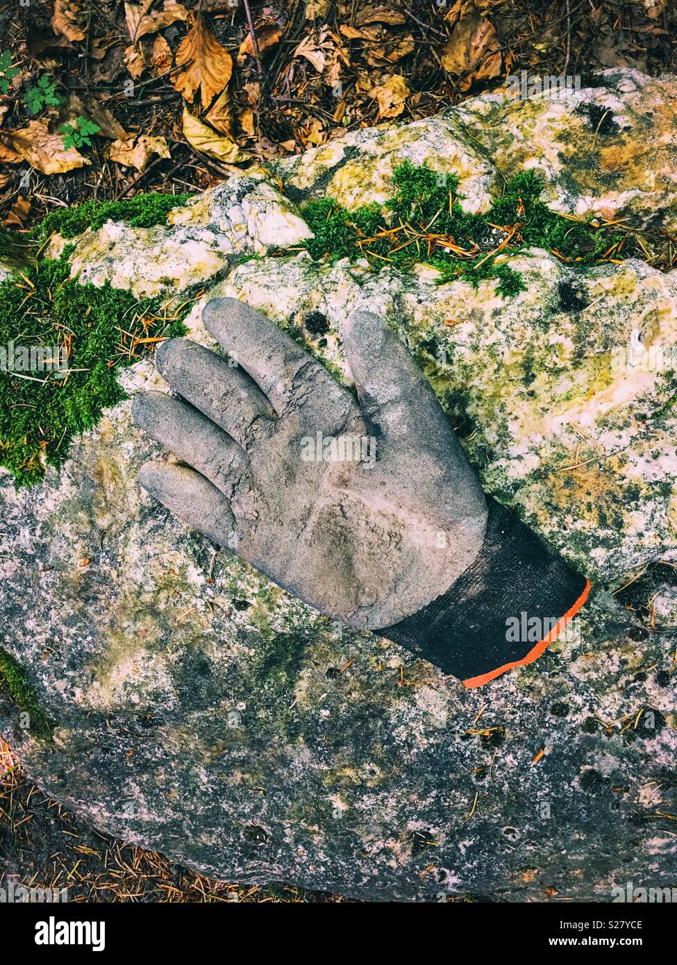 Guanto scartati su una pietra - Immagine stock catturata con smartphone