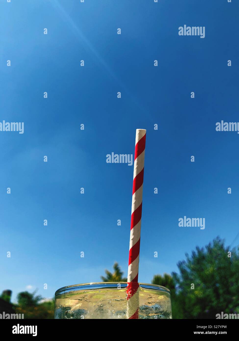 Carta paglia e una bevanda fredda in una calda giornata estiva Foto Stock
