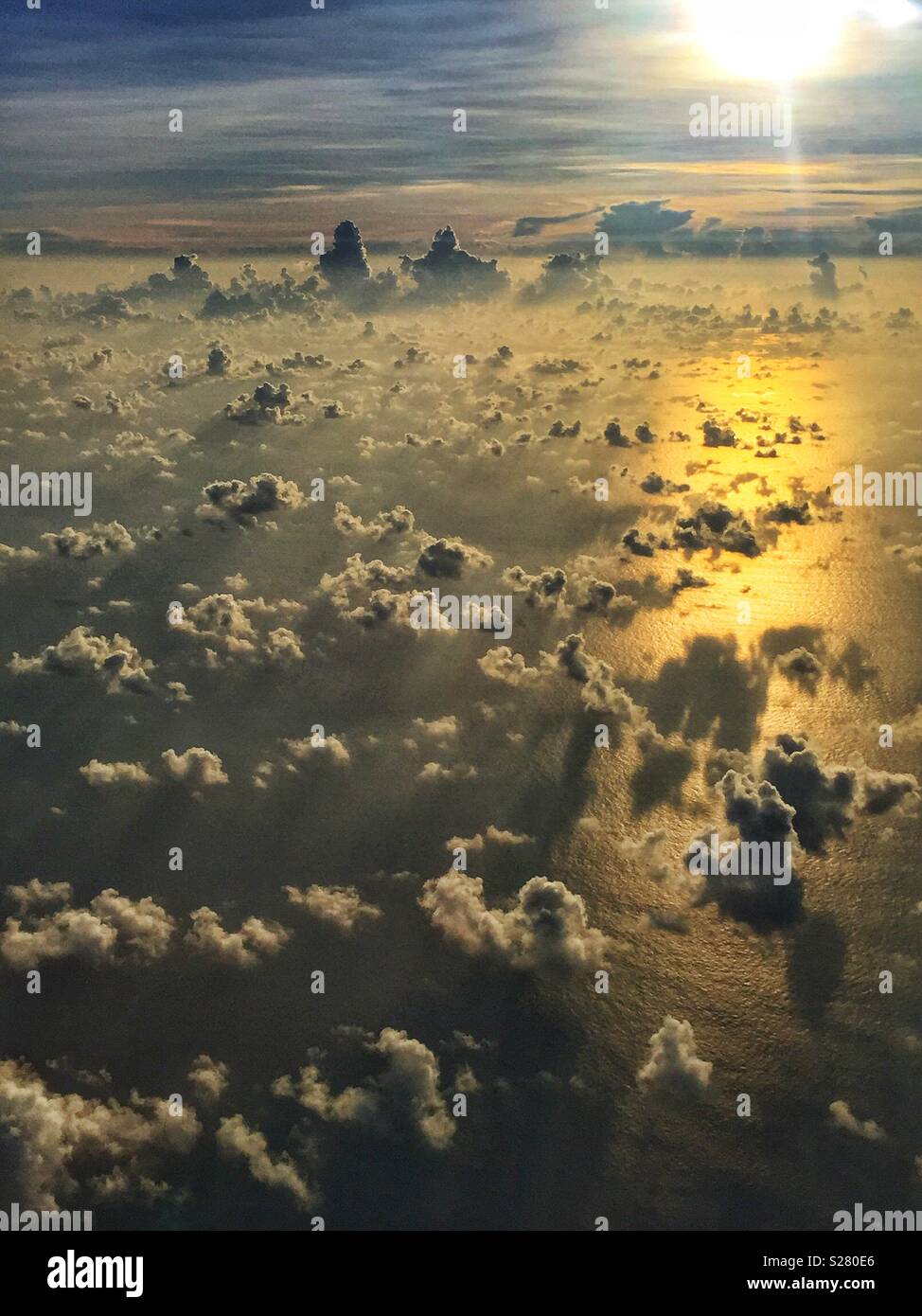 Nuvole sopra il mare della Cina del Sud nella luce dorata del tardo pomeriggio - Immagine stock catturata con smartphone