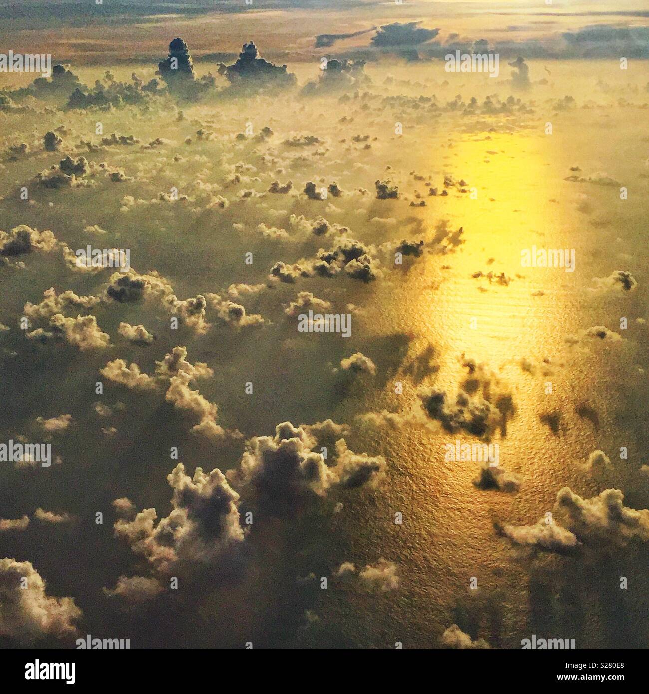 Nuvole sopra il mare della Cina del Sud nella luce dorata del tardo pomeriggio - Immagine stock catturata con smartphone