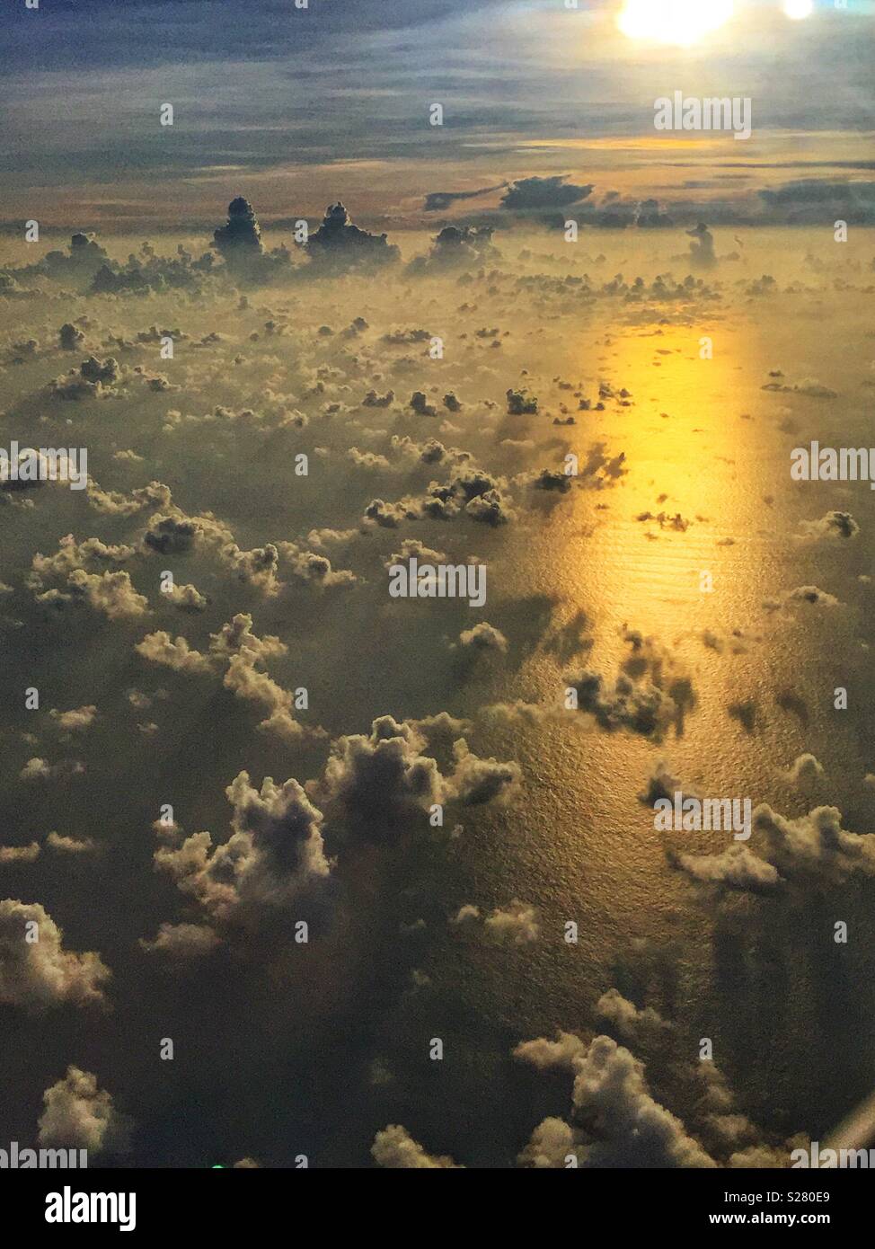 Nuvole sopra il mare della Cina del Sud nella luce dorata del tardo pomeriggio - Immagine stock catturata con smartphone