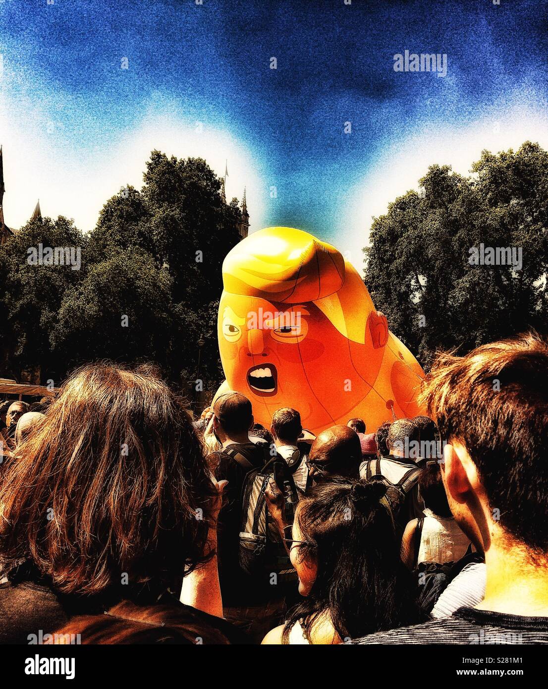 Donald Trump Baby Blimp circondato da manifestanti in piazza del Parlamento, Londra - Immagine stock catturata con smartphone