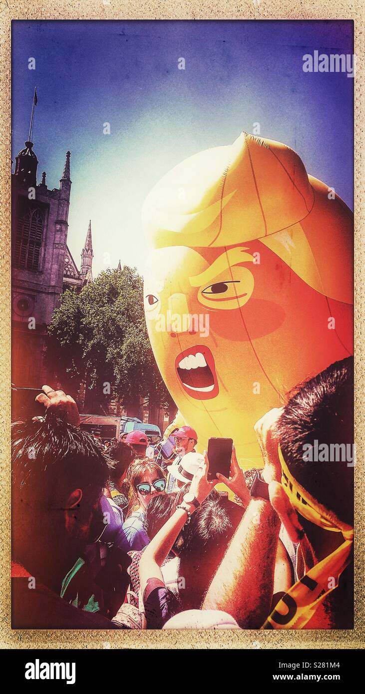 Trump Baby Blimp/palloncino circondato da manifestanti in piazza del Parlamento, Londra - Immagine stock catturata con smartphone