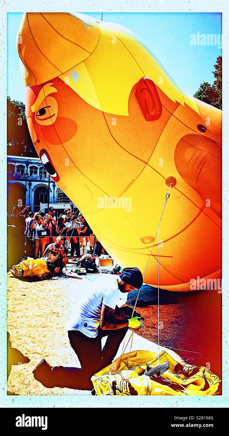 Il tethering lavoratori un Donald Trump gonfiabile di Baby Blimp, Piazza del Parlamento, Londra - Immagine stock catturata con smartphone