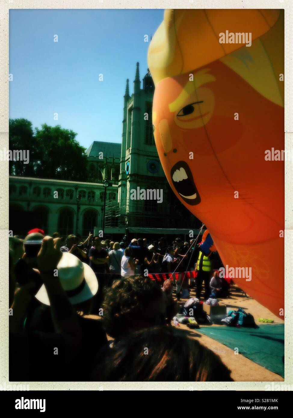 Trump Baby Blimp/palloncino e manifestanti a anti Trump protesta, la piazza del Parlamento, Londra - Immagine stock catturata con smartphone