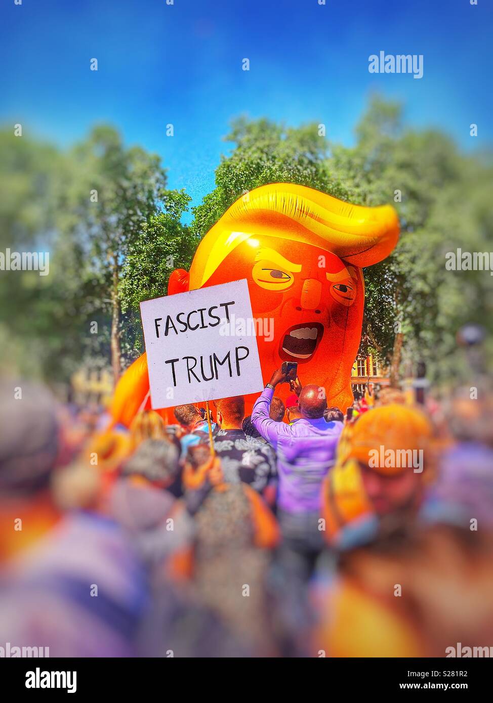 Fascista striscione vincente e Donald Trump blimp gonfiabili, Piazza del Parlamento, Londra - Immagine stock catturata con smartphone