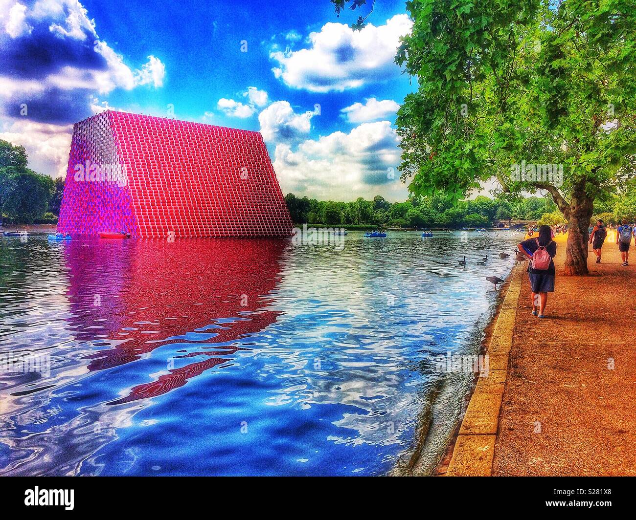 Londra Mastaba, Lago Serpentine, Hyde Park, Londra. 20 metro alto floating scultura fatta di 7506 barili. Dall artista bulgaro Christo e di sua moglie tardiva Jeanne-Claude Foto Stock