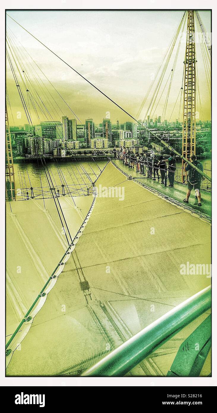 Gli alpinisti sul tetto a piedi attraverso la O2 Arena, "fino all'O2", Greenwich, Londra - Immagine stock catturata con smartphone