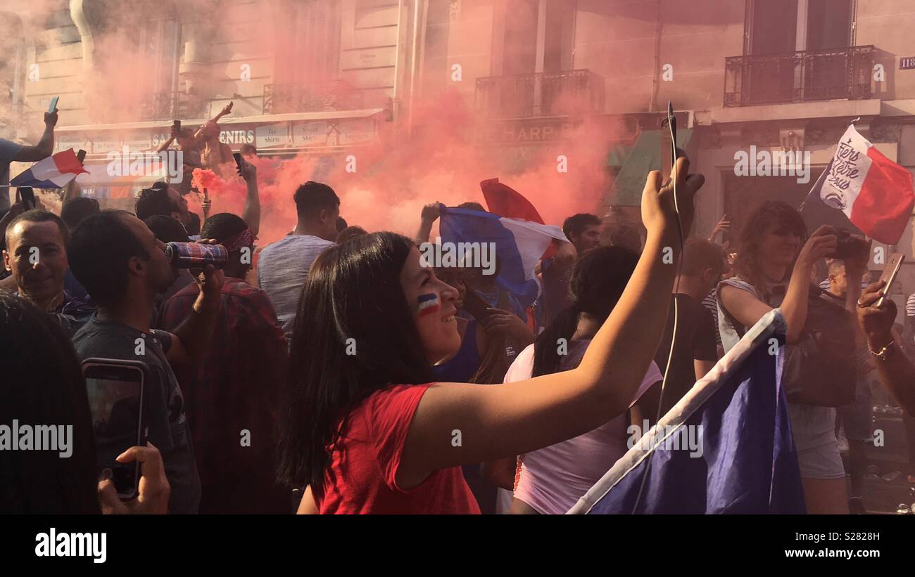 La donna a Parigi a fotografare la folla entusiasta dopo la Francia 2018 a vittoria in Coppa del mondo. Foto Stock