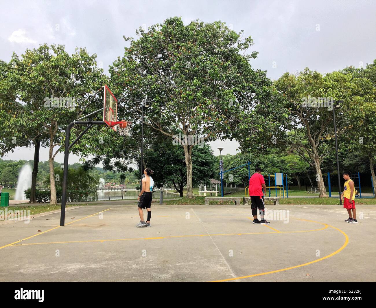 Gli amici a giocare a basket. - Immagine stock catturata con smartphone