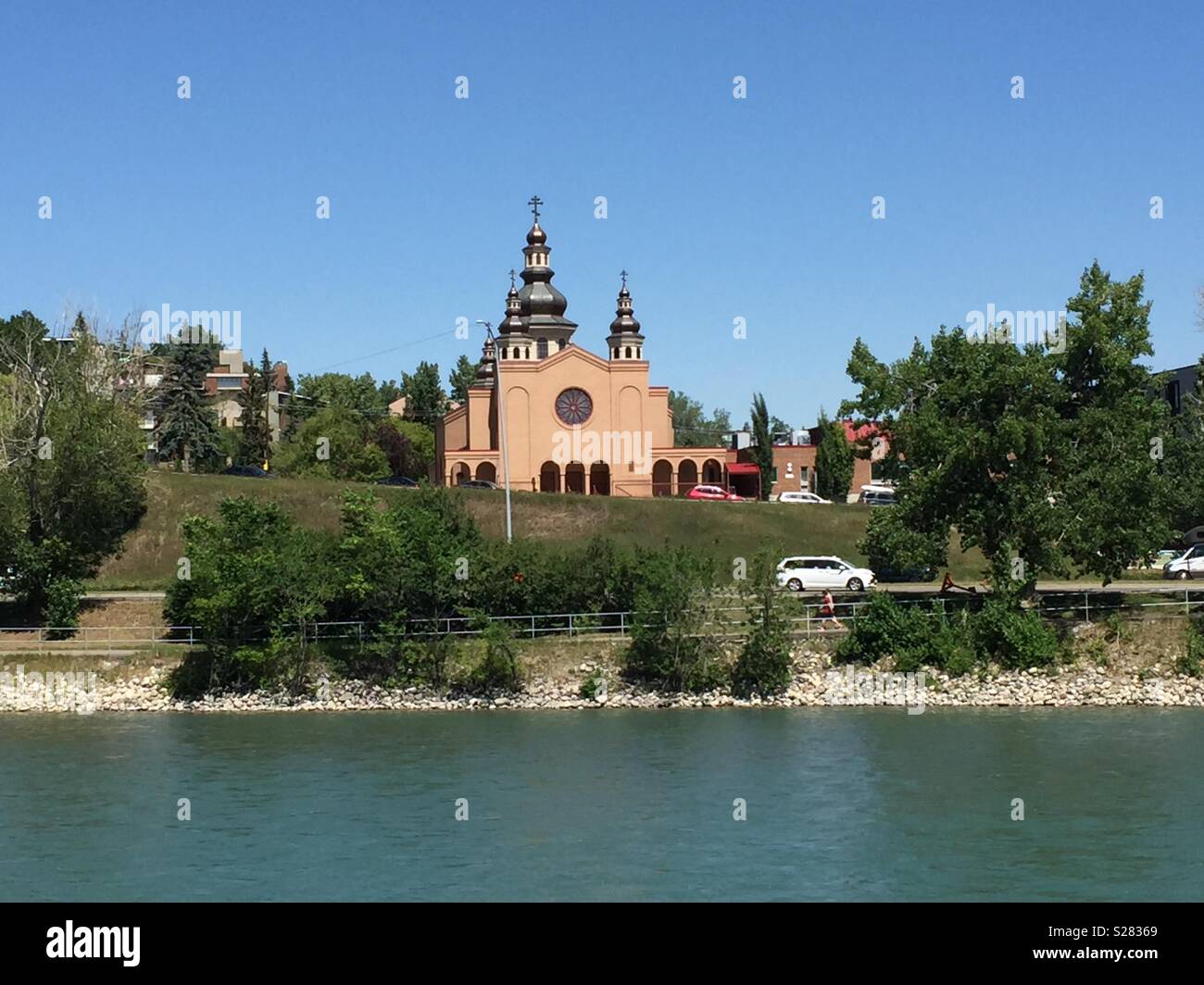 San Vladamere Ucraino della Chiesa Ortodossa e il Fiume Bow a Calgary, Alberta Foto Stock