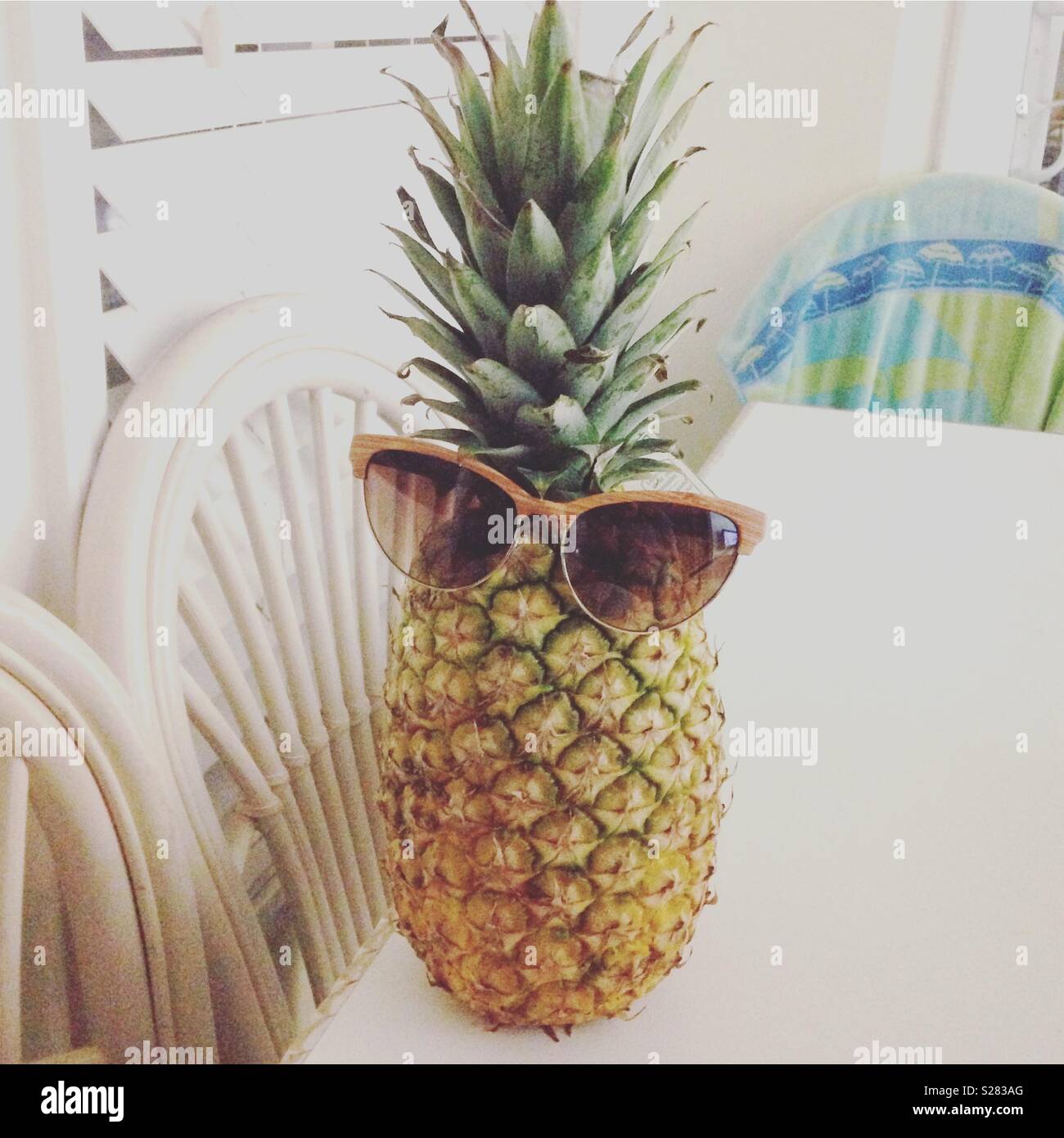 Ananas indossando occhiali da sole - Immagine stock catturata con smartphone