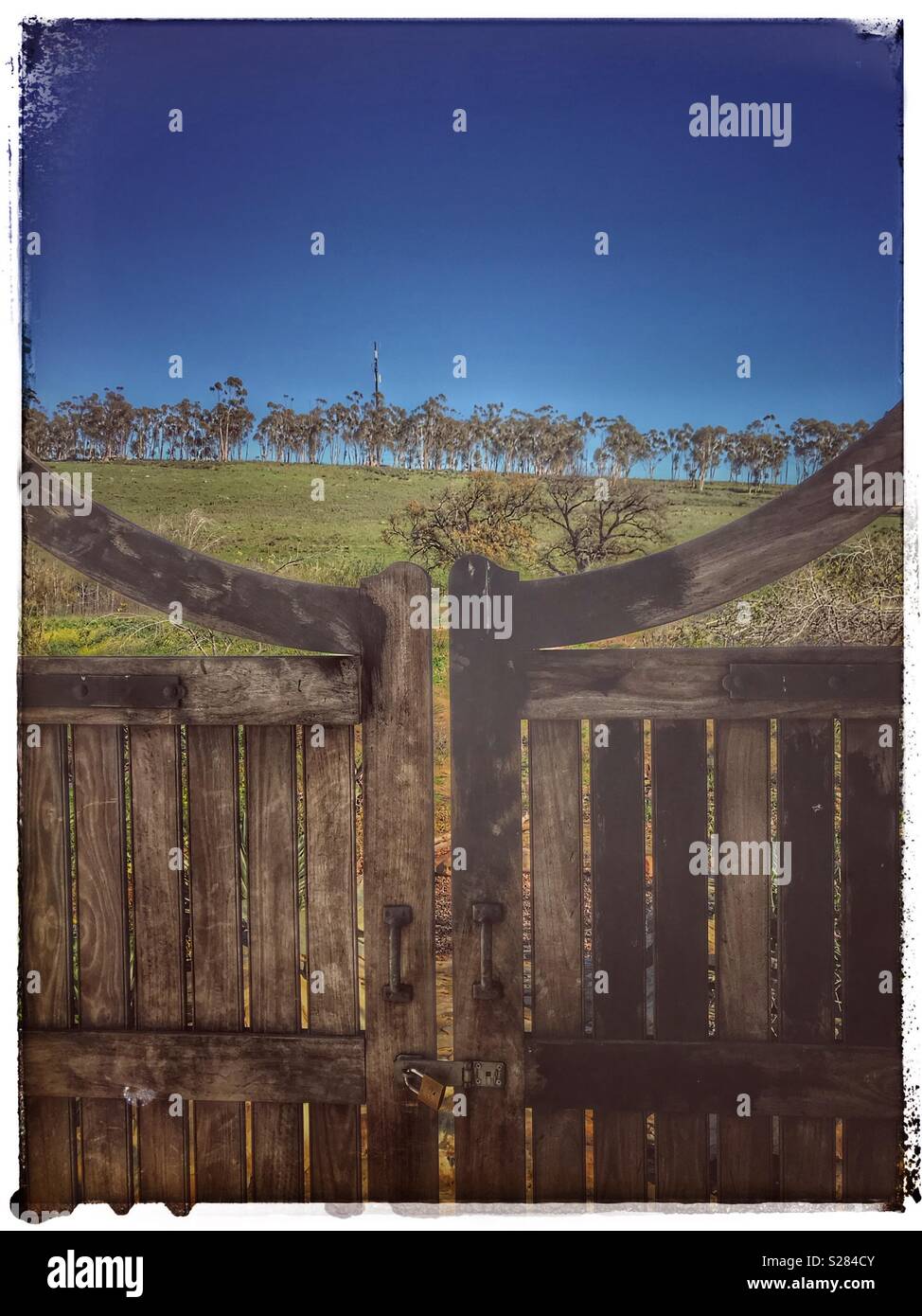 Cancelli di Church Street Orti & Park collettivo, Tulbagh, Provincia del Capo Occidentale, Sud Africa. - Immagine stock catturata con smartphone