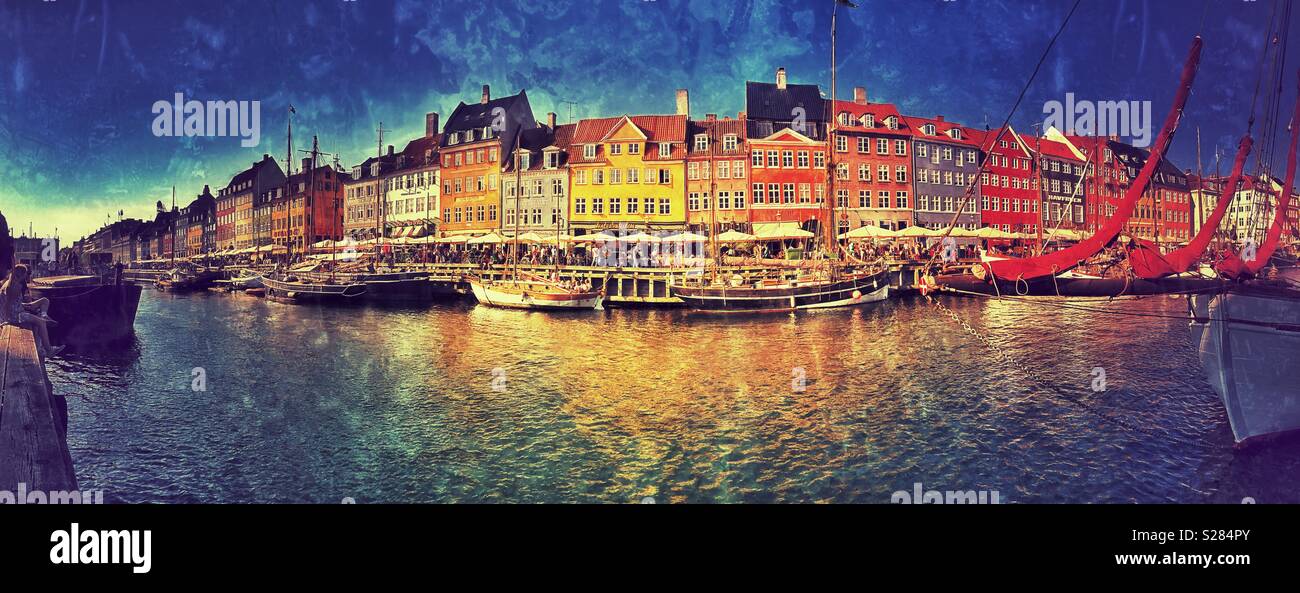 Un creativo, Vista panoramica dei famosi edifici colorati lungo il canale Nyhavn nel centro della città di Copenhagen, Danimarca. Un iconica destinazione turistica. Credito foto - © COLIN HOSKINS. Foto Stock