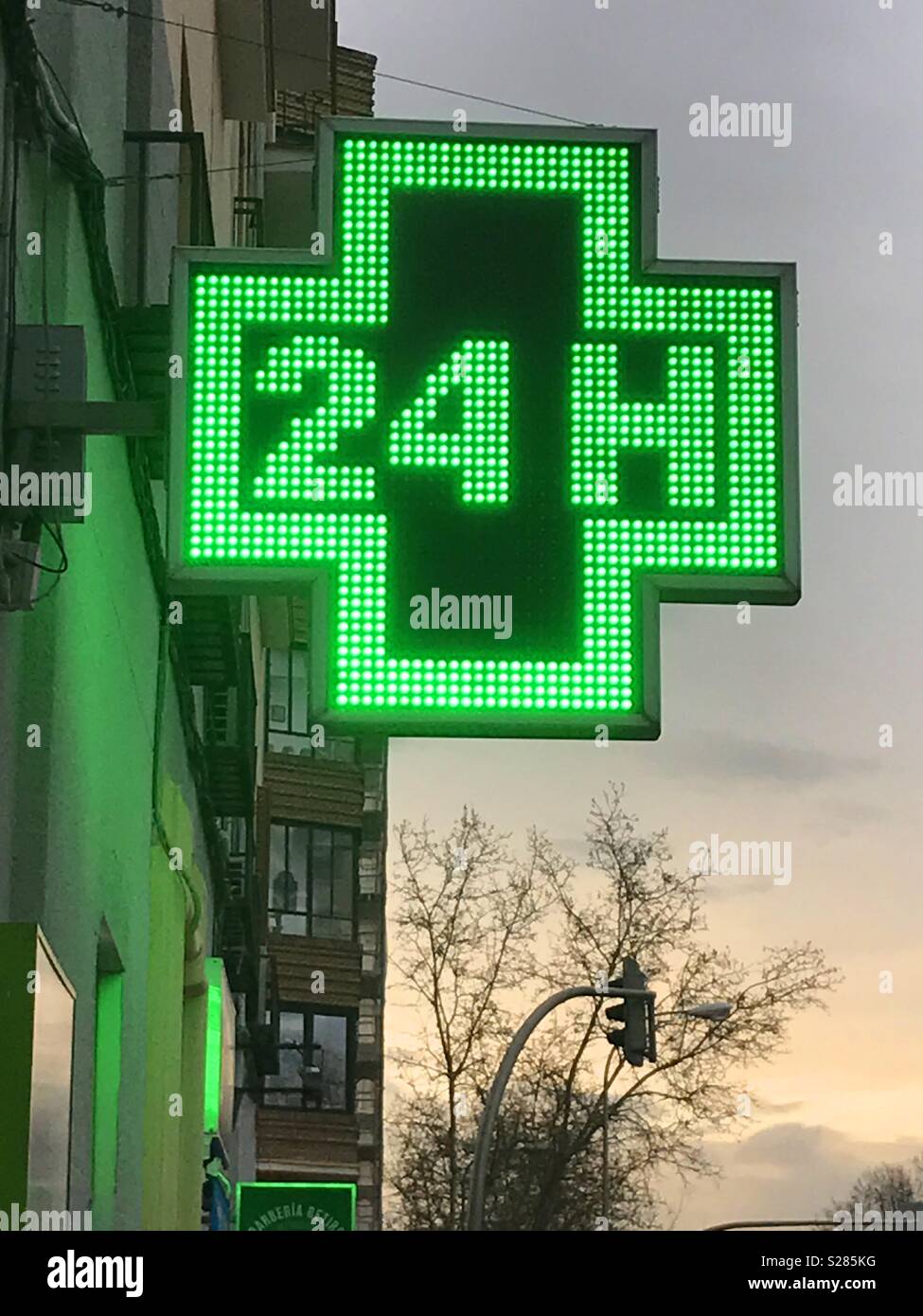 Farmacia 24 ore. - Immagine stock catturata con smartphone