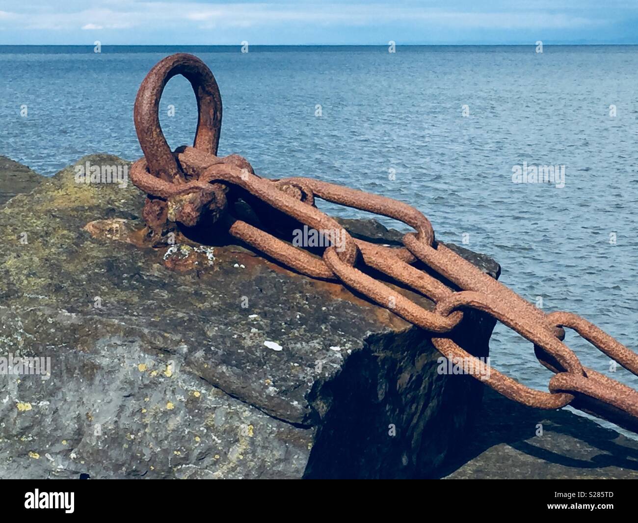 Barche lungo andato lasciando le catene per la formazione di ruggine Foto Stock