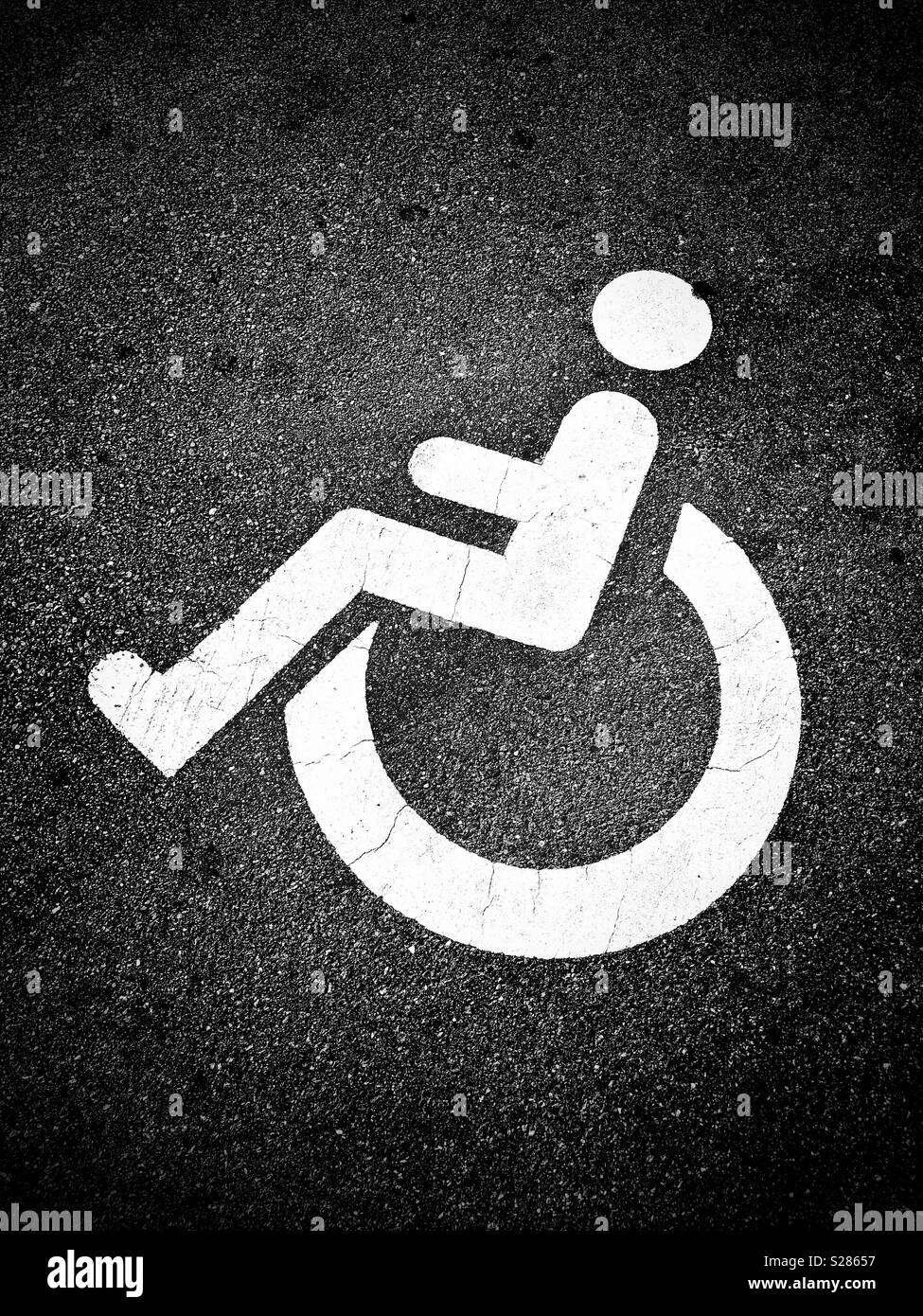 Il simbolo utilizzato per identificare un'area riservata per una persona o per le persone con problemi di mobilità o di una disabilità. Un'immagine grafica che ha uno spazio di copia. Credito foto - © COLIN HOSKINS. - Immagine stock catturata con smartphone