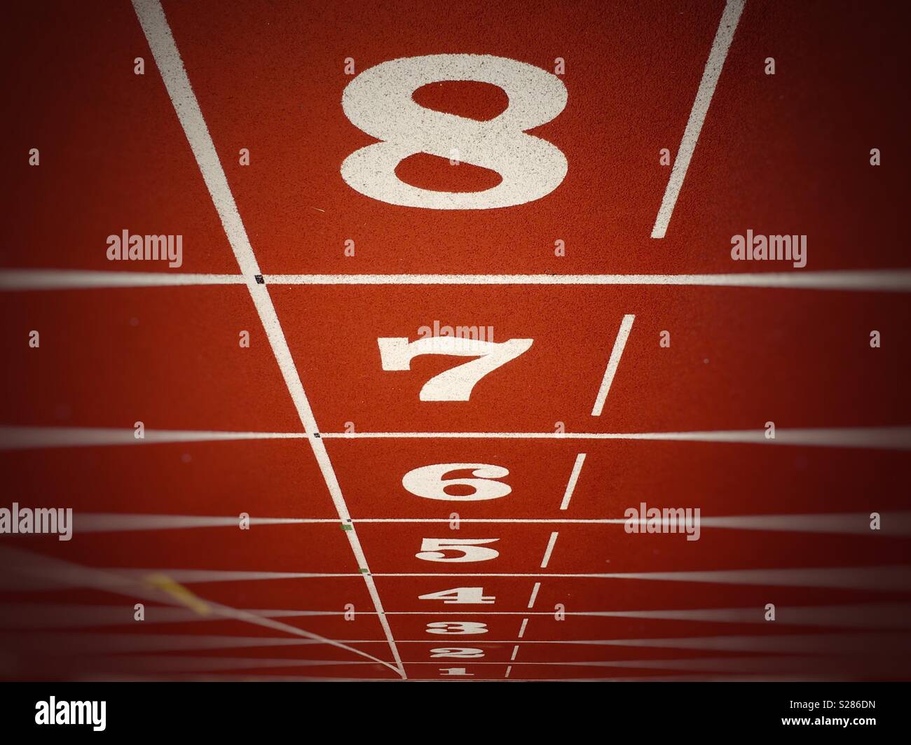 Lane numeri da uno a otto su pista - Immagine stock catturata con smartphone