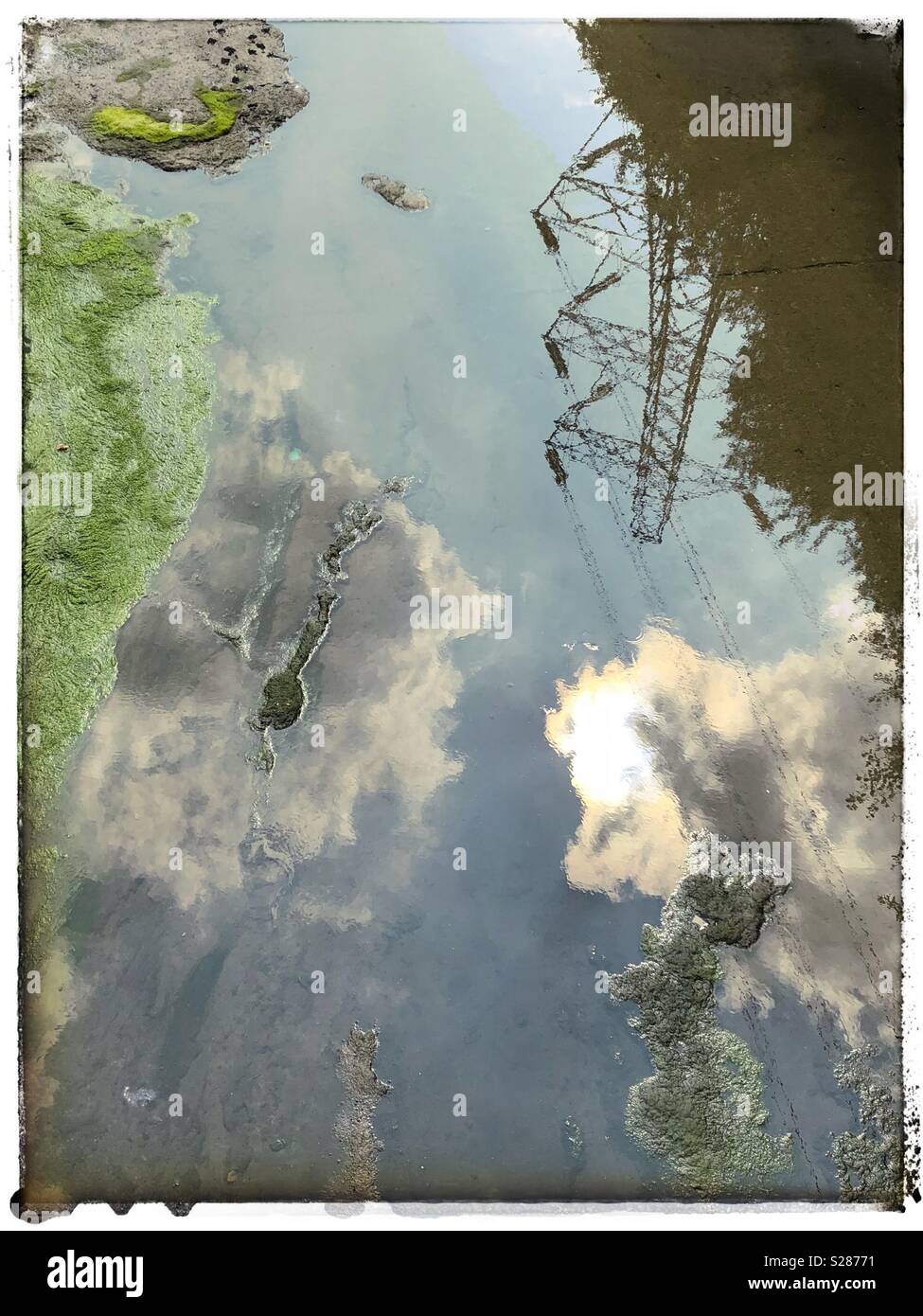 Il Cloud riflessioni in acqua Foto Stock