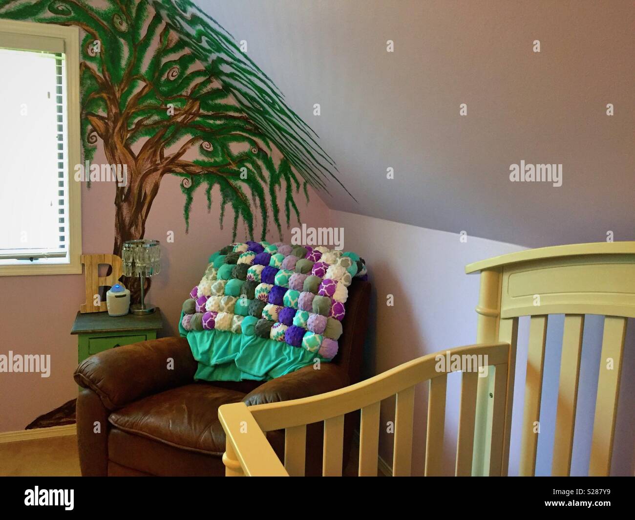 La stanza del bambino con culla e dipinta a mano tree murale sulla parete, STATI UNITI D'AMERICA - Immagine stock catturata con smartphone