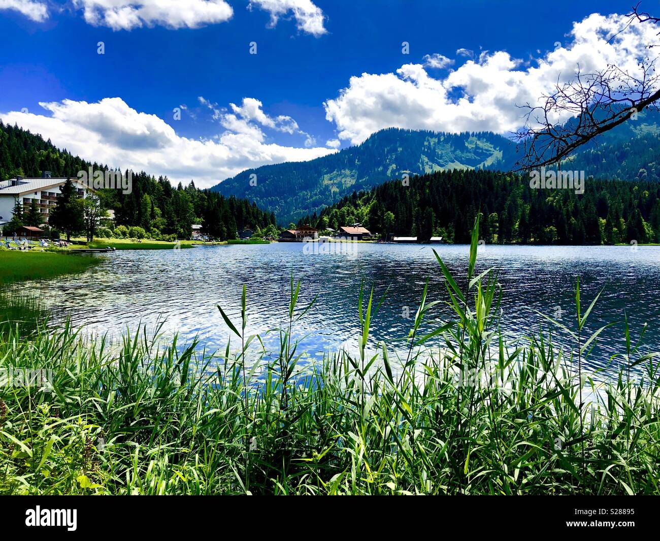 Il lago di Spitzing nelle Alpi bavaresi , Germania, Europa Foto Stock