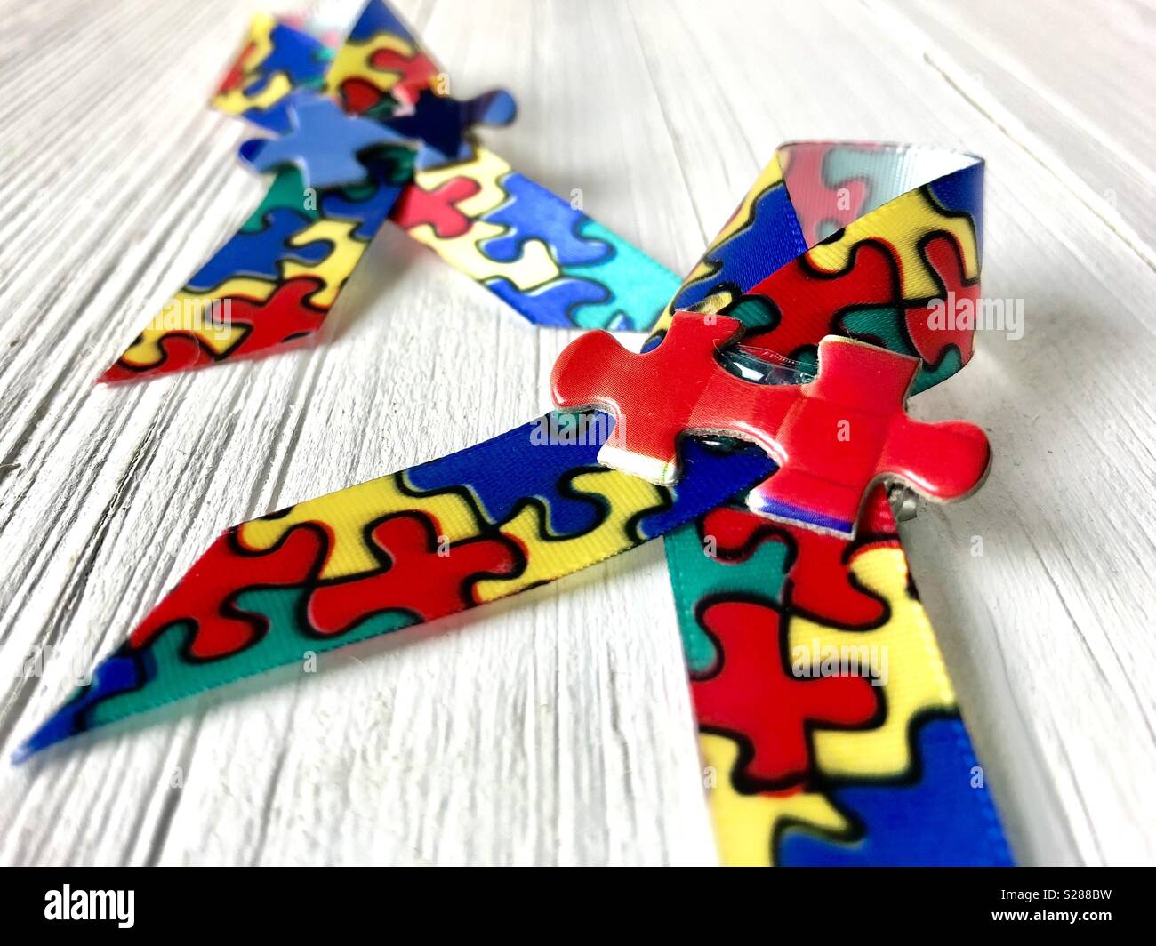 WANDIC Kit Sensibilizzazione Autismo - 100 Spille Nastri In Poliestere E 20 Fogli Tatuaggi Temporanei Puzzle Colorati